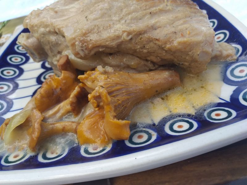 Żeberka w sosie kurkowym