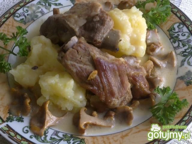 Żeberka w sosie kurkowym 