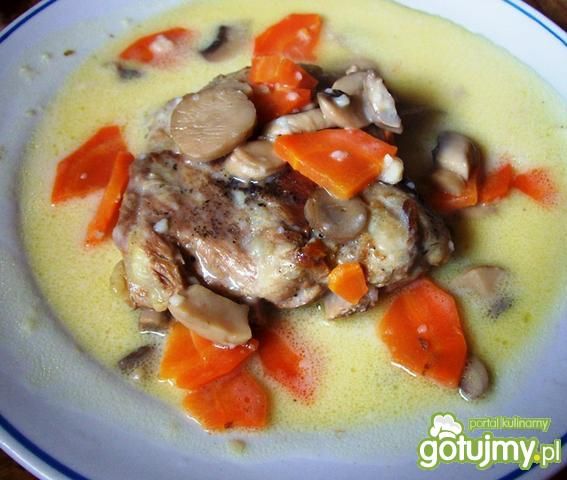 Żeberka w sosie marchewkowo-pieczarkowym