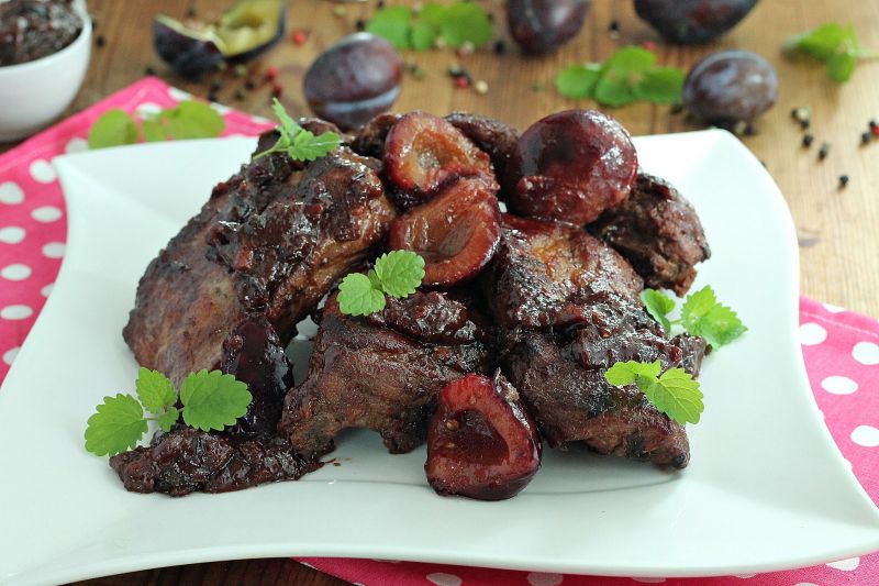 Żeberka w sosie śliwkowym