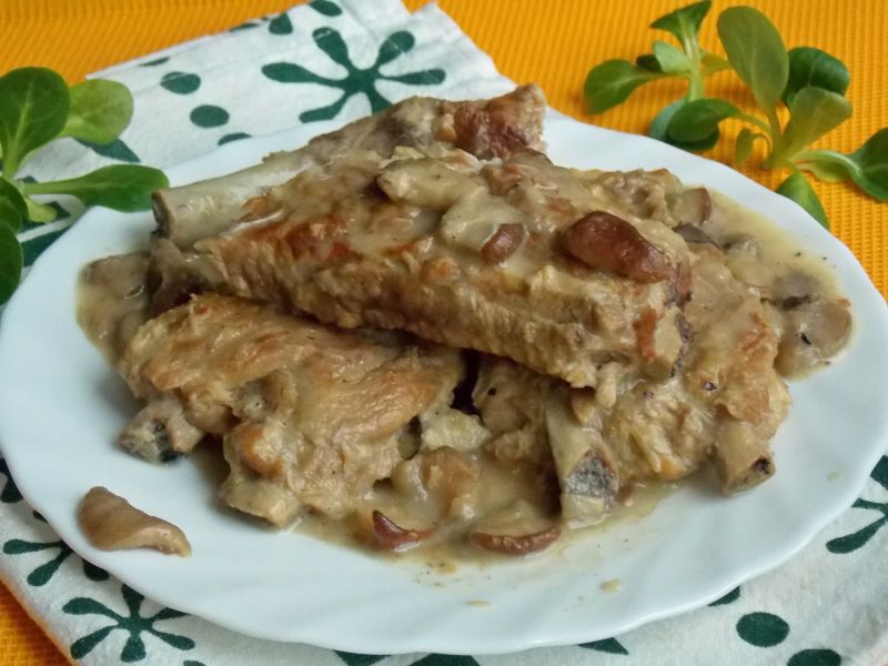 Żeberka w sosie z grzybów leśnych