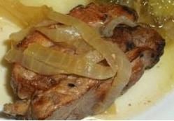 Żeberka wieprzowe duszone z cebulą