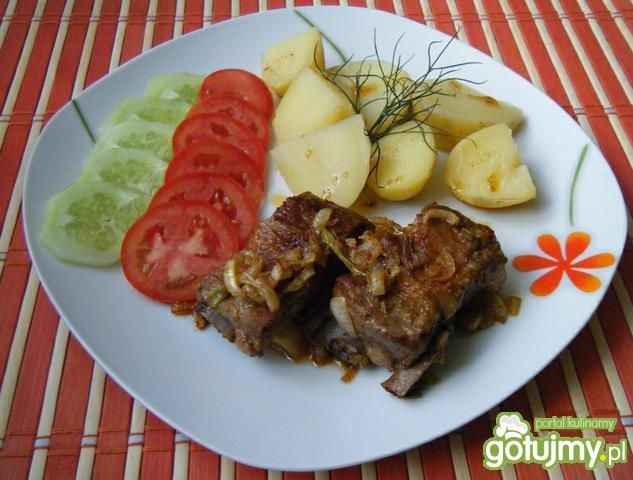 Żeberka wieprzowe duszone z cebulką