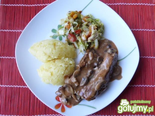 Żeberka wieprzowe w pieczarkowym sosie Żeberka wieprzowe w pieczarkowym sosie