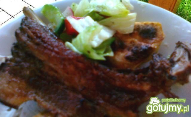 Żeberka z grilla z ziemniakami i sałatą Żeberka z grilla z ziemniakami i sałatą