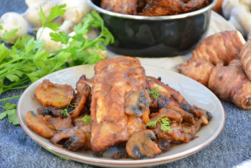 Żeberka z pieczarkami i topinamburem