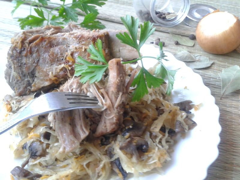 Żeberka z piekarnika duszone w kapuście kiszonej Żeberka z piekarnika duszone w kapuście kiszonej
