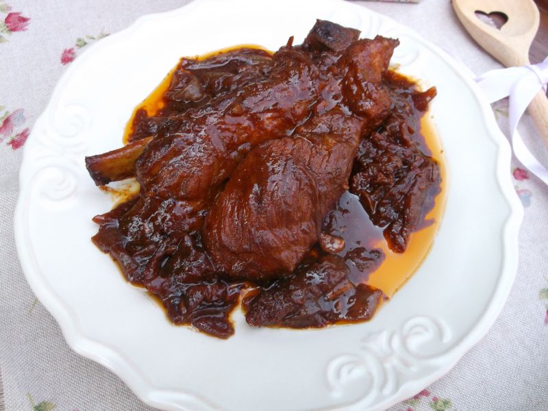 Żeberka z piekarnika w sosie cebulowo-ketchupowym