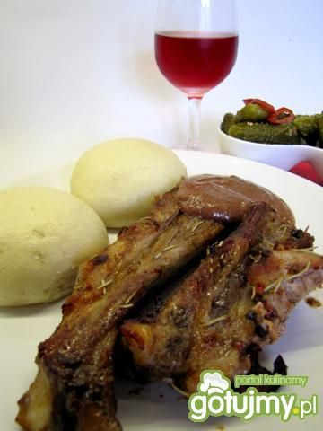 Żeberka z suszonymi jabłkami w miodzie