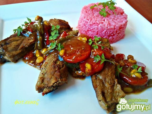 Żeberka z warzywamii różowym ryżem