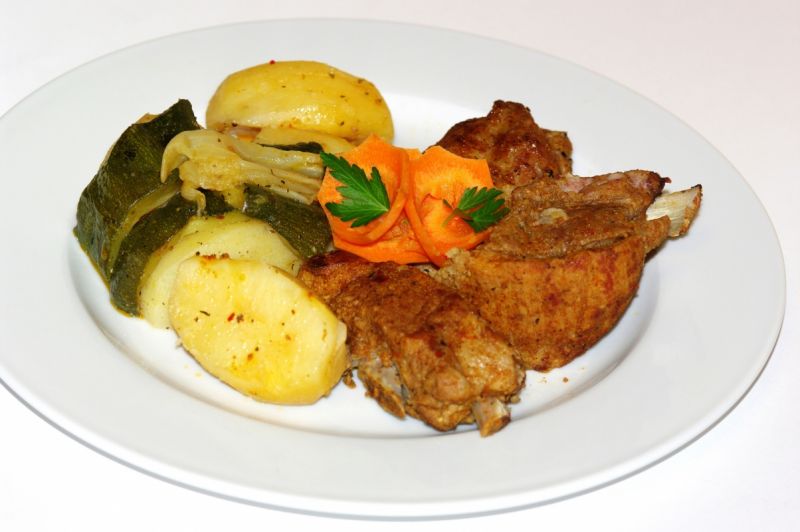 Żeberka z ziemniakami i cukinią