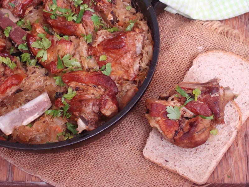 Żeberka zapiekane w kapuście