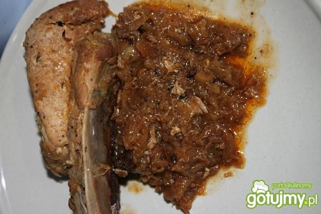 Żeberka zapiekane w kapuście kiszonej 
