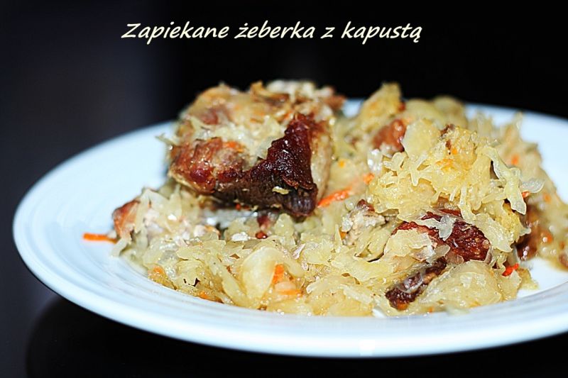 Żeberka zapiekane w kapuście kiszonej z grzybami 