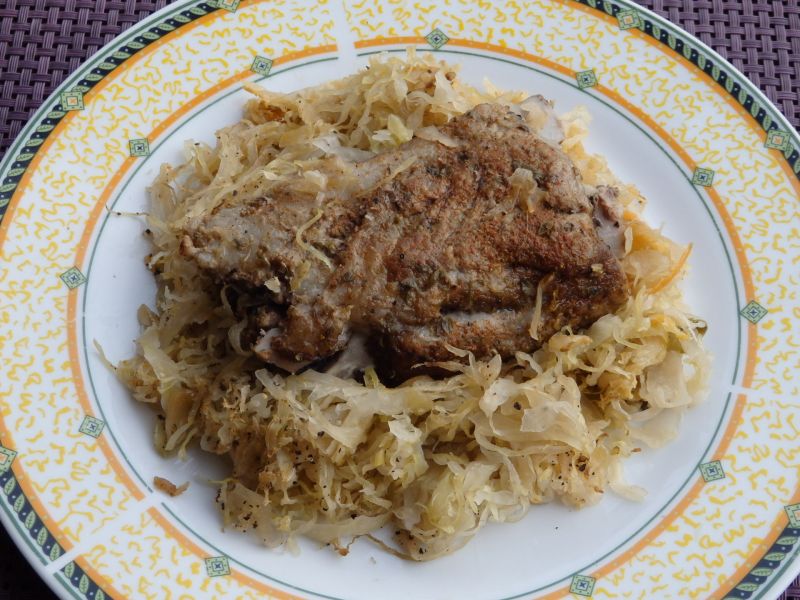 Żeberka zapiekane w kiszonej kapuście