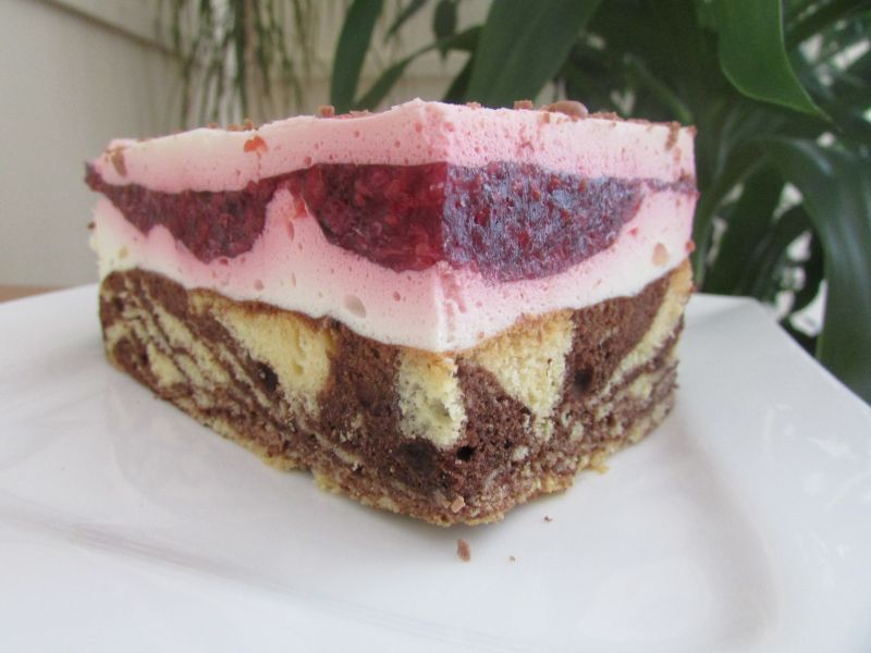 Zebra z masą i musem malinowym