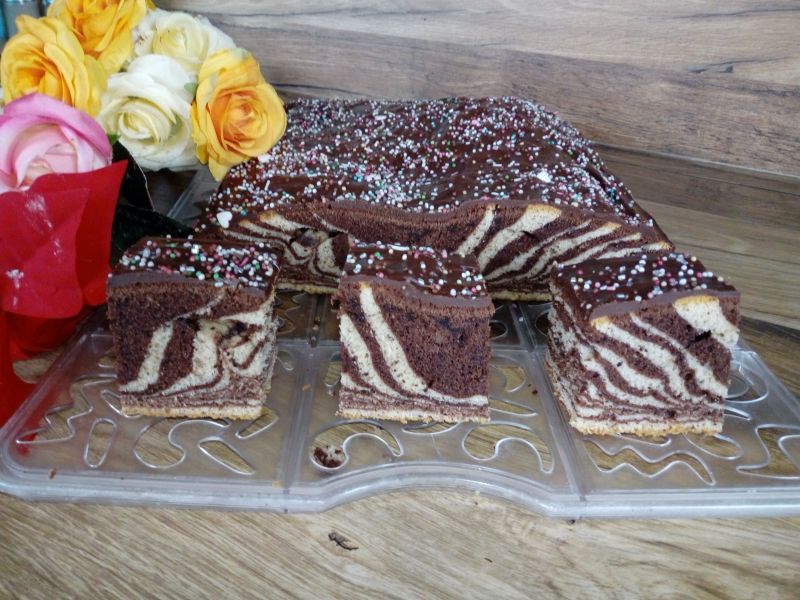 Zebra z orzechami i coca colą