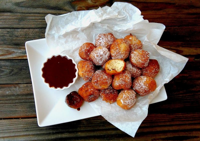 Zeppole z sosem czekoladowym