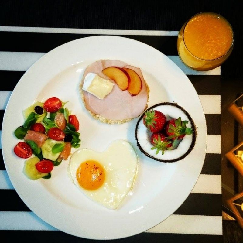 Zestaw śniadaniowy z sałatką z łososiem 