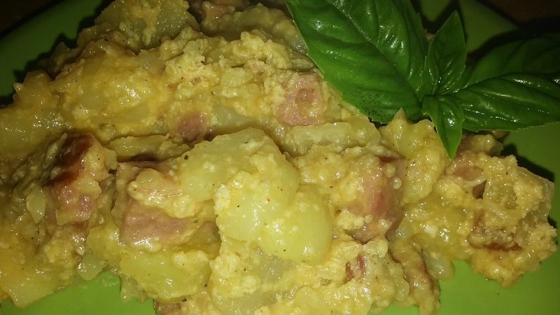 Ziamniaki z jajkiem i kiełbasą