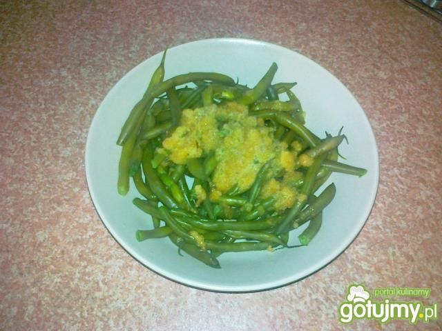 Zielona fasolka szparagowa na czosnku