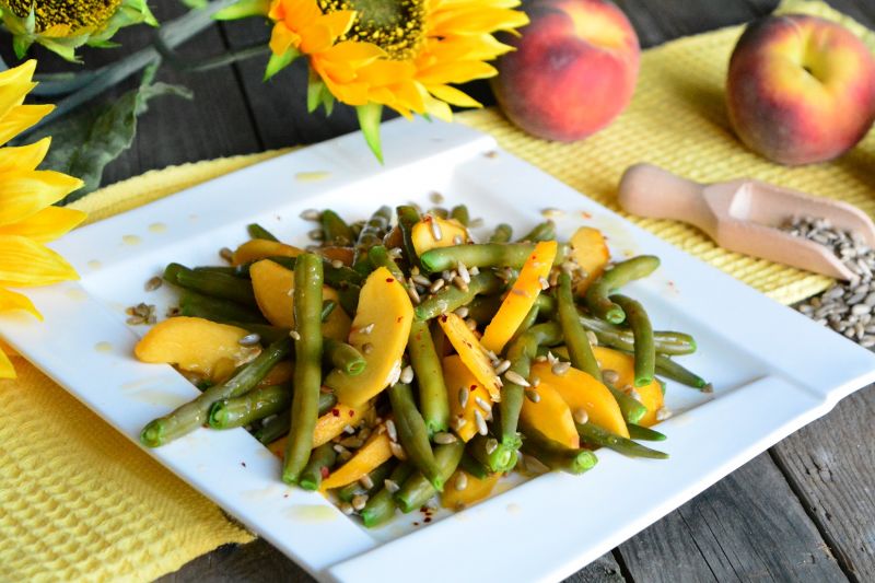 Zielona fasolka z brzoskwinią i prażonym słoneczni