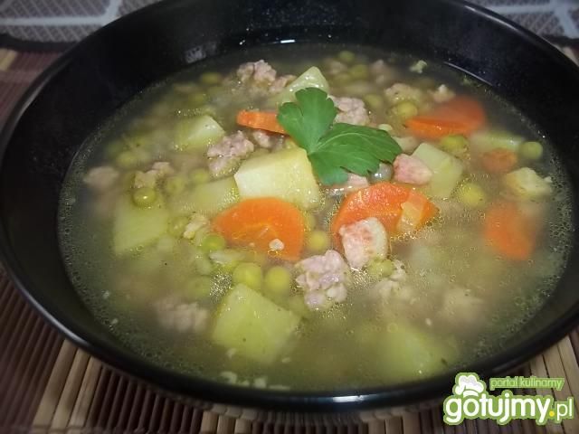 Zielona grochówka z mięsem