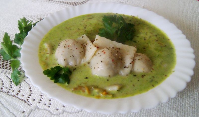 Zielona jarzynowa z pierożkami a'la ravioli