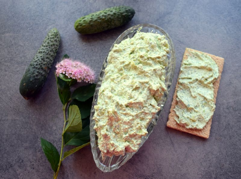 Zielona pasta twarogowa z ogórkiem
