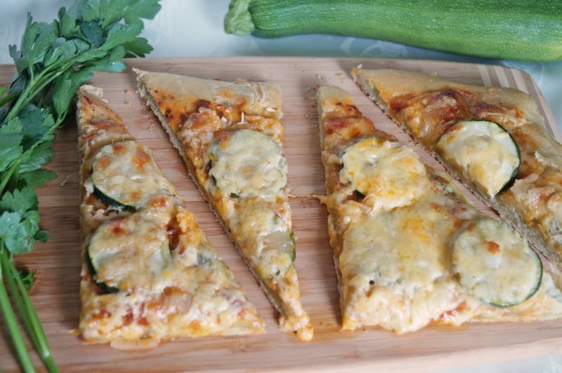 Zielona pizza z cukinią