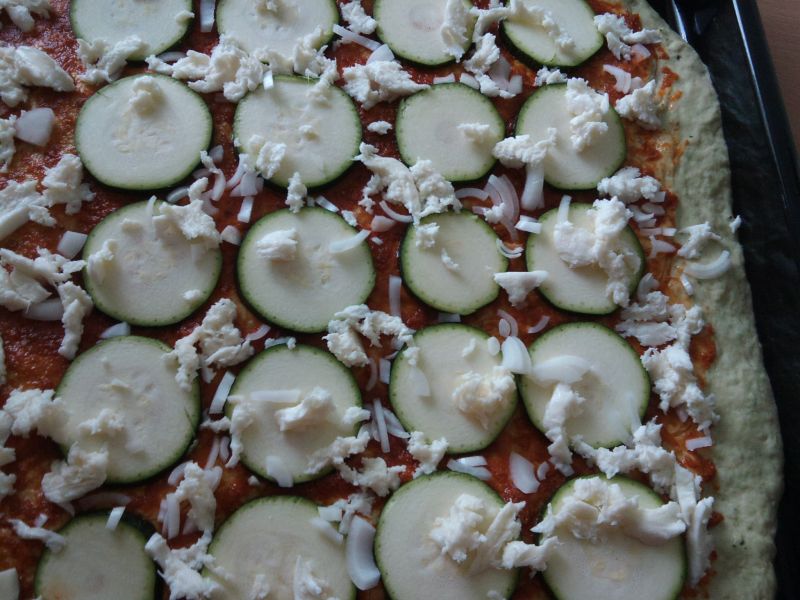 Zielona pizza z cukinią
