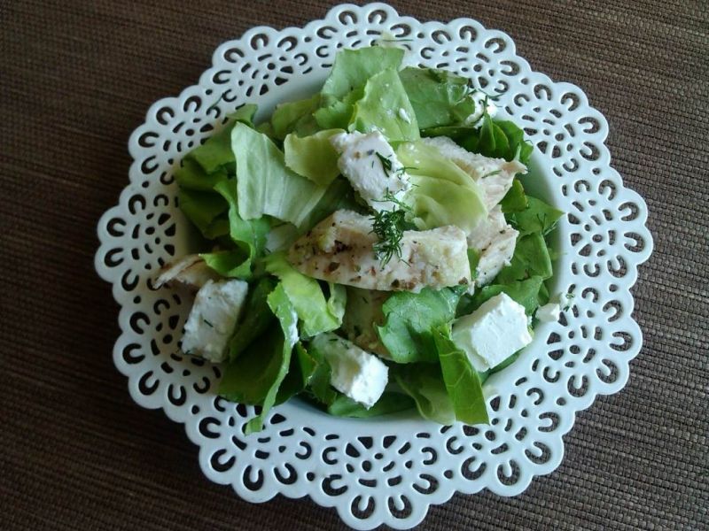 Zielona sałata z czosnkowym kurczakiem i fetą