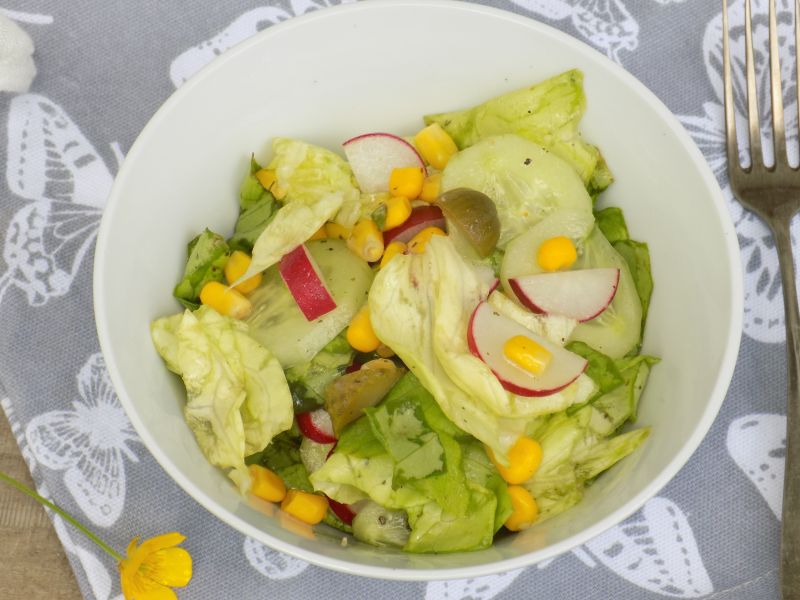 Zielona sałata z górkami, rzodkiewką i kukurydzą