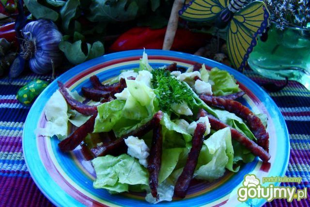 Zielona sałata z kiełbasą i fetą Zielona sałata z kiełbasą i fetą