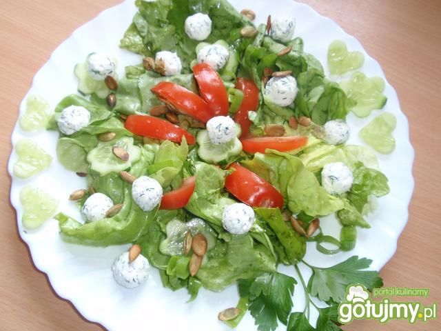 Zielona sałata z kulkami serowymi