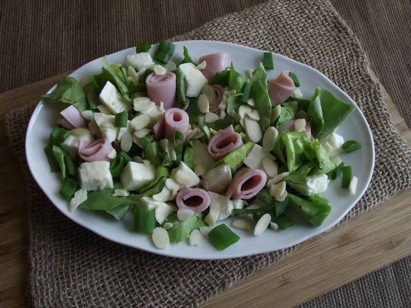 Zielona sałata z mozzarellą szynką i migdałami