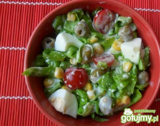 Zielona sałata z oliwkami i kukurydzą