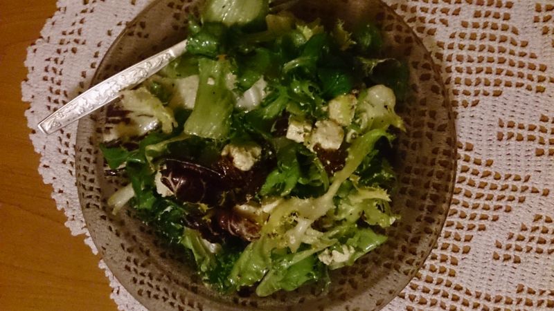 Zielona sałata z suszonymi pomidorami i fetą Zielona sałata z suszonymi pomidorami i fetą