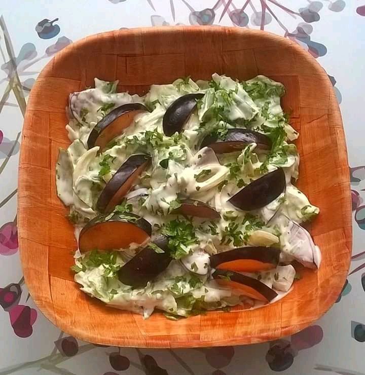 Zielona sałata ze śliwkami i sosem majonezowym Zielona sałata ze śliwkami i sosem majonezowym