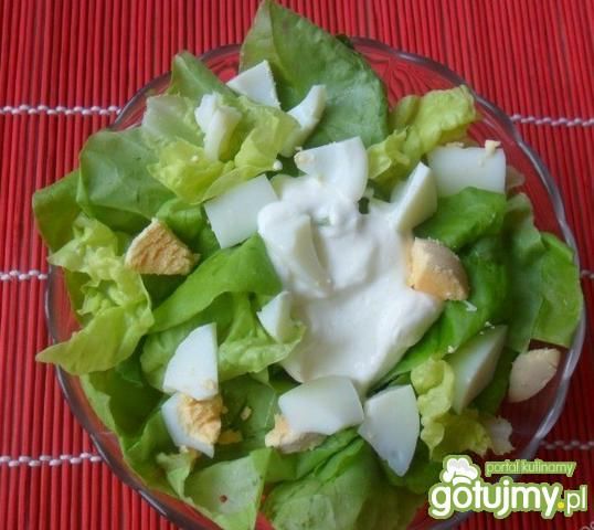 Zielona sałata ze śmietaną i jajkami Zielona sałata ze śmietaną i jajkami