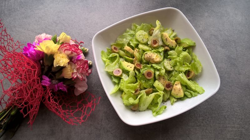 Zielona sałatka z awokado, ogórkiem i oliwkami