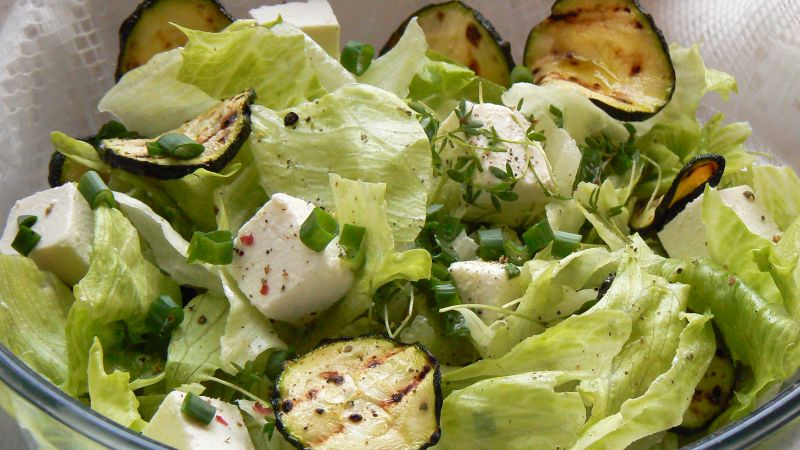 Zielona sałatka z białym akcentem