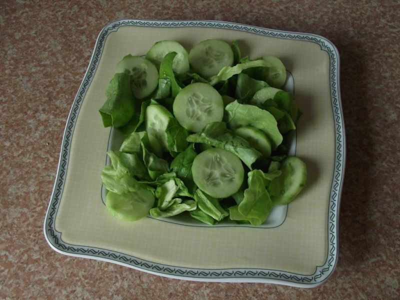 Zielona sałatka z fetą i rzodkiewką