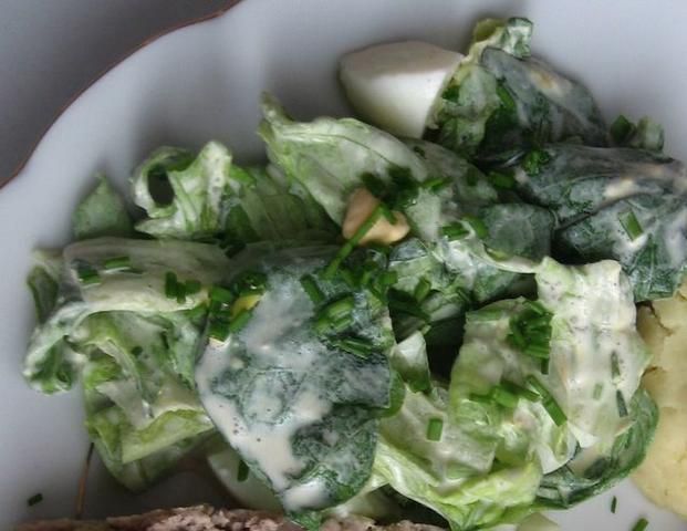 zielona sałatka z jajkiem