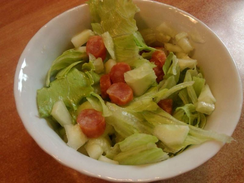 Zielona sałatka z kabanosami drobiowymi 