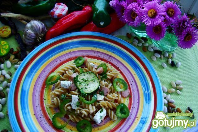 Zielona sałatka z makaronu razowego