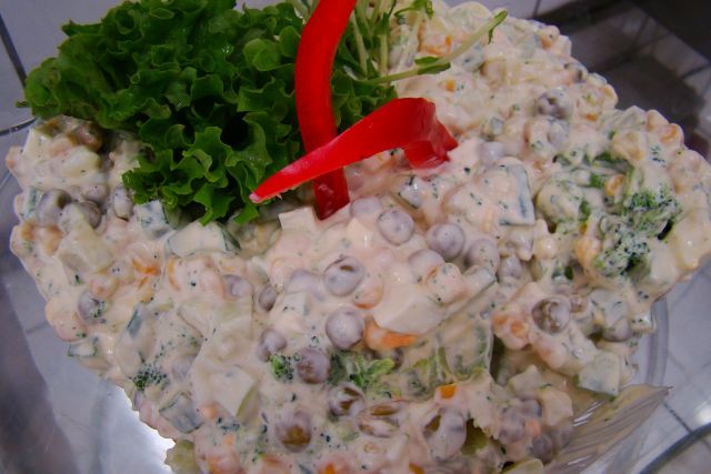 Zielona sałatka z serem i groszkiem 