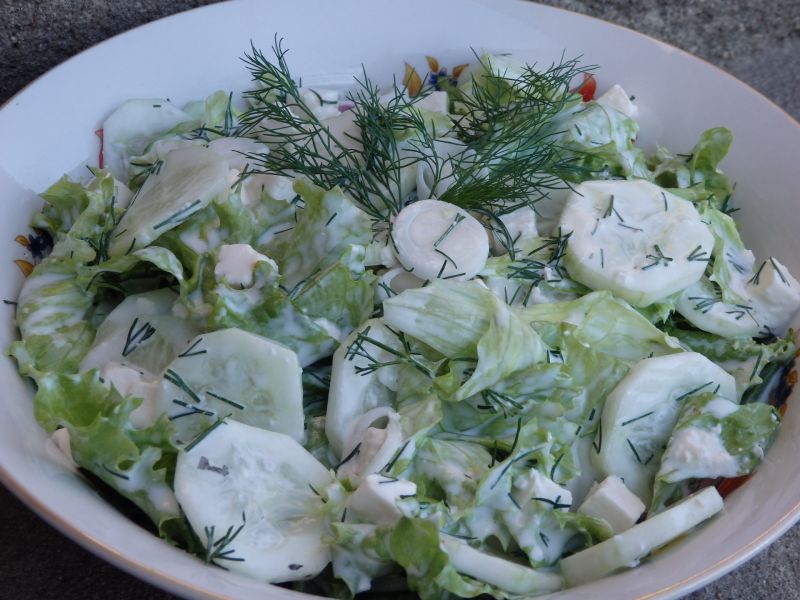 Zielona sałatka z sosem czosnkowym Zielona sałatka z sosem czosnkowym