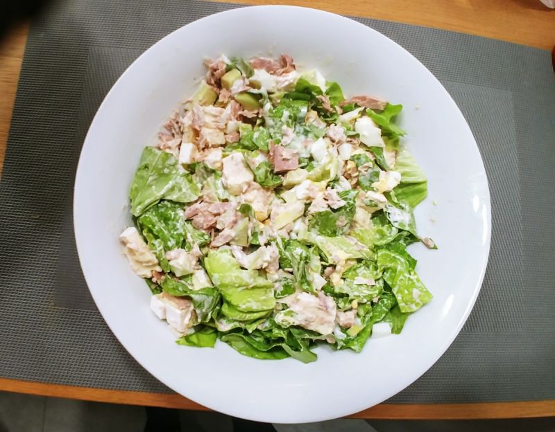 Zielona sałatka z tuńczykiem i camembertem
