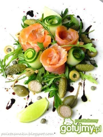 Zielona sałatka z wędzonym łososiem